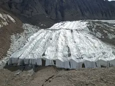 I teloni "proteggono" il ghiacciaio della Marmolada