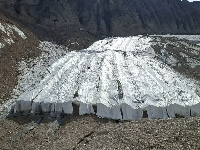 I teloni "proteggono" il ghiacciaio della Marmolada