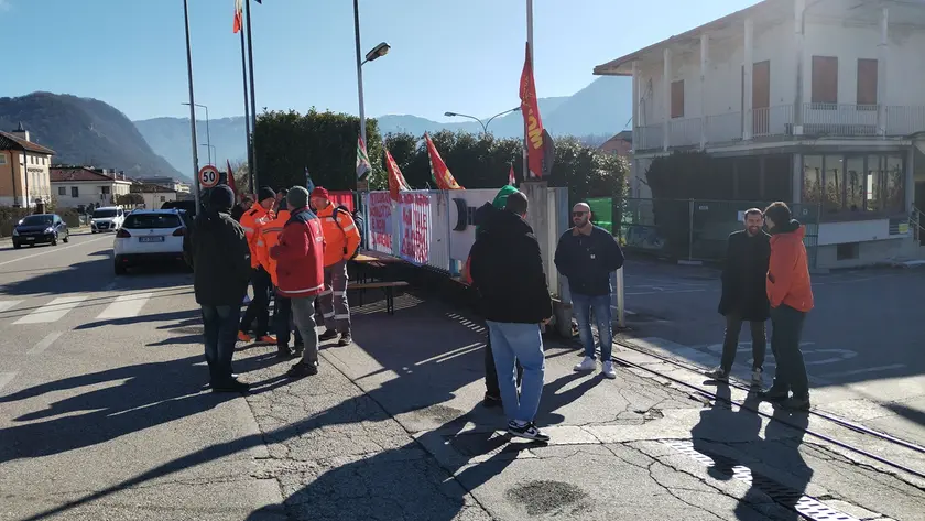 Lavoratori Hydro durante il presidio dello scorso autunno quando è scattata la vertenza