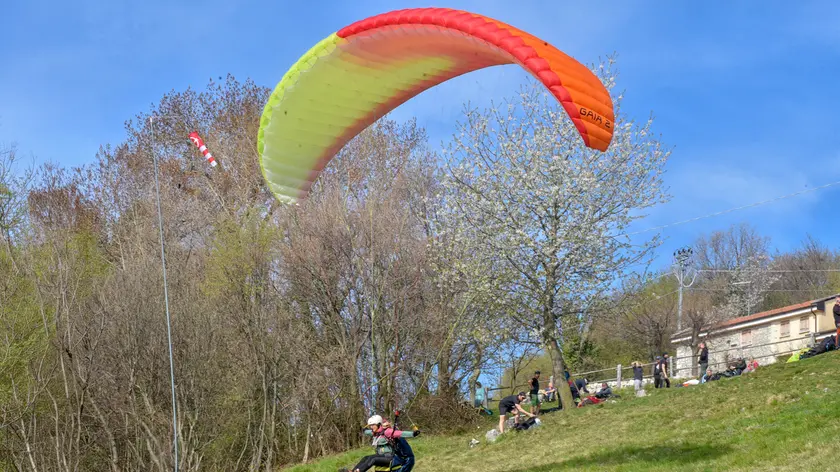 Il decollo di un parapendio (foto di archivio)