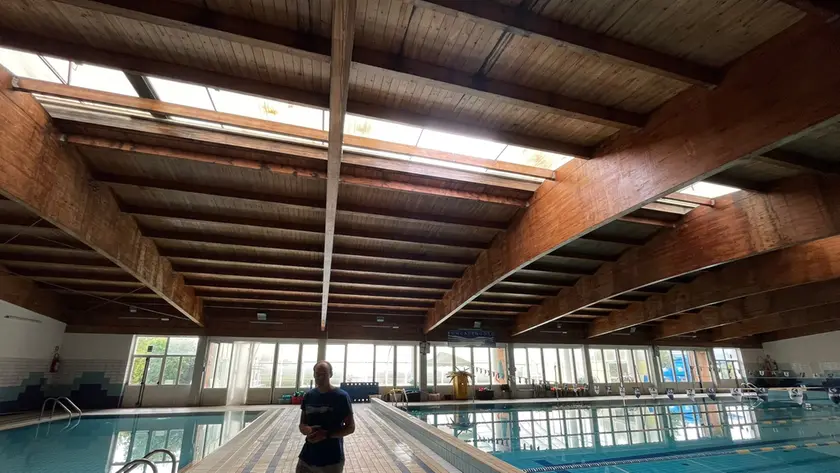 Il pannello scoperchiato. In foto Diego Silvestri, uno dei gestori dell’impianto