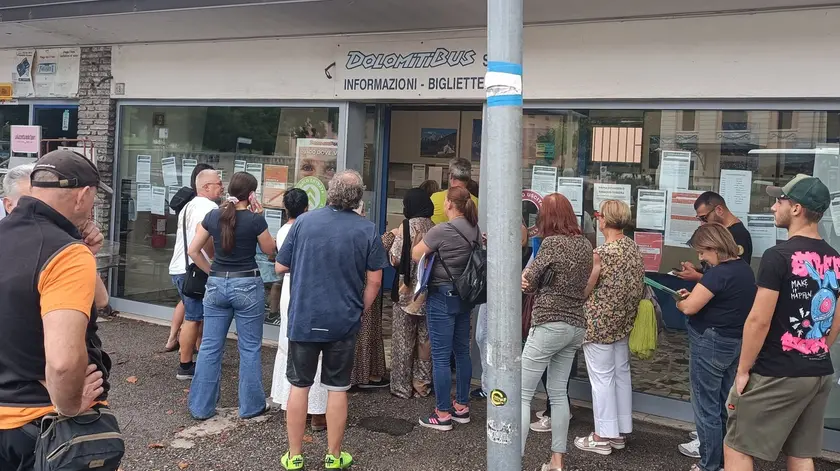 Dolomitibus, caos per gli abbonamenti scolastici: code e tensioni