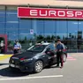 Il supermercato Eurospar di via Aquileia e i carabinieri sul posto (foto Daniele Tibaldi)