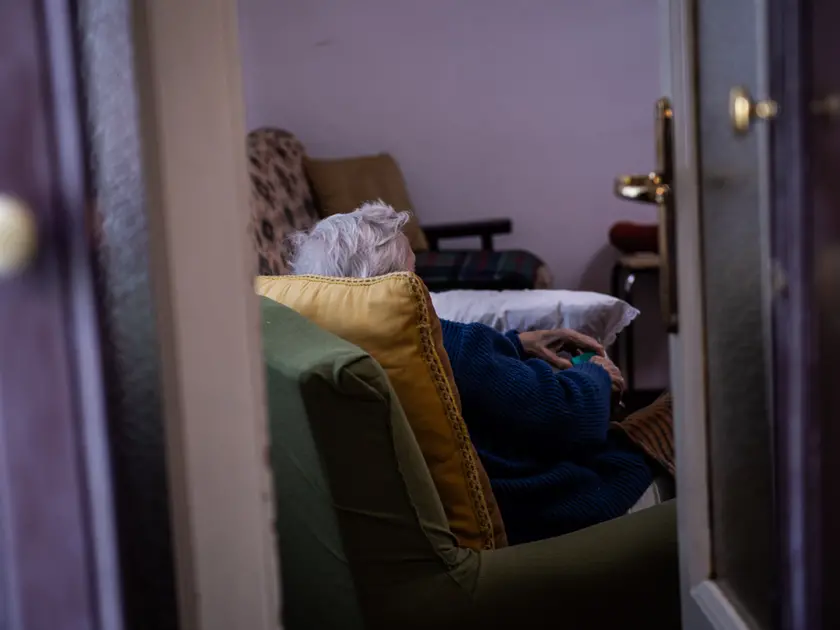 Un’anziana seguita in casa