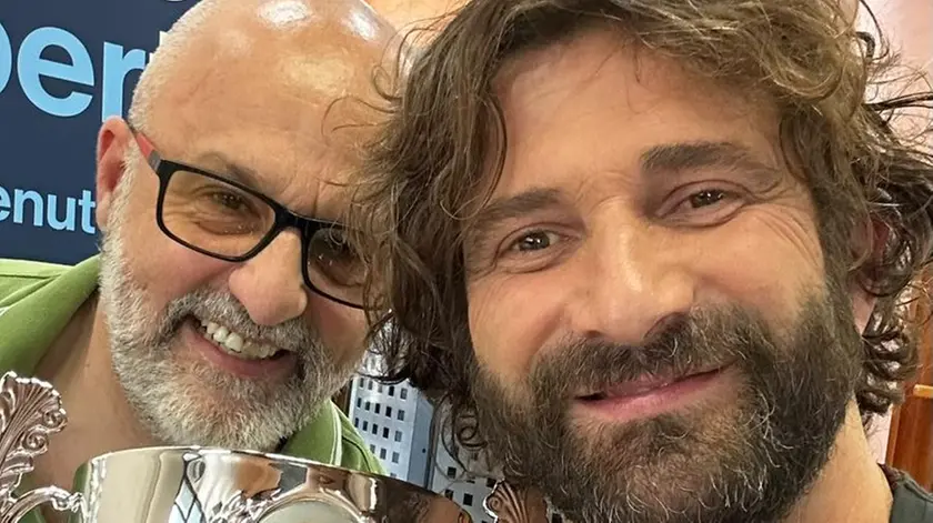 Gianluca Barp assieme al cognato e cuoco Matteo Sormani, vincitori alla sfida Camper-Osteria Italia