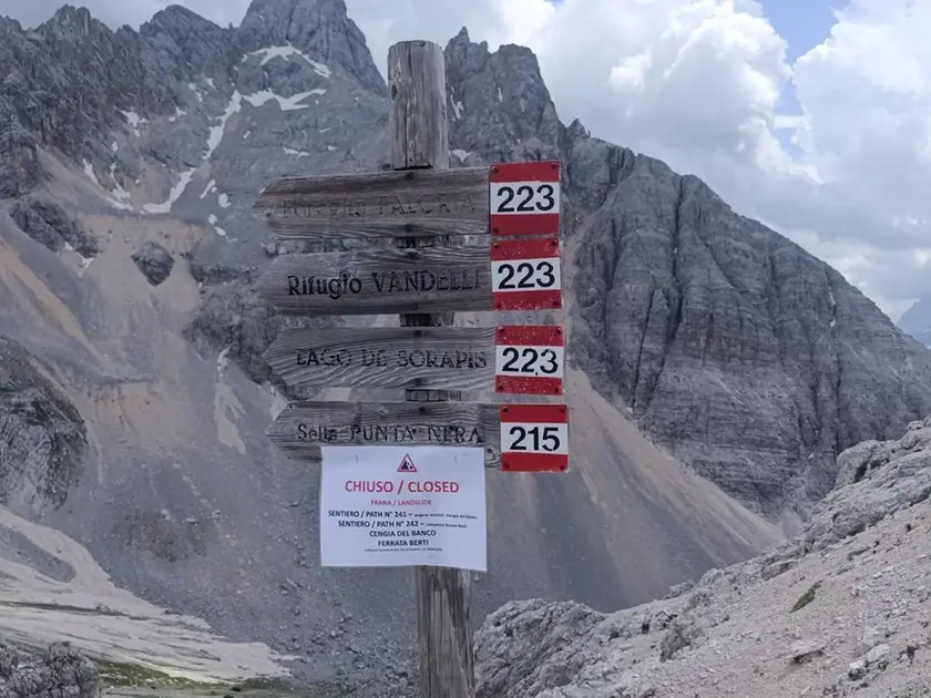 Un cartello di divieto d'accesso lungo i sentieri delle Dolomiti
