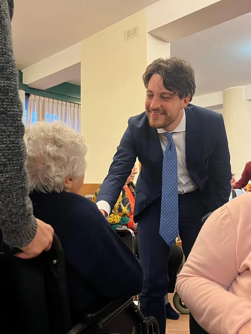 Il presidente Stefani durante una visita in una casa di riposo