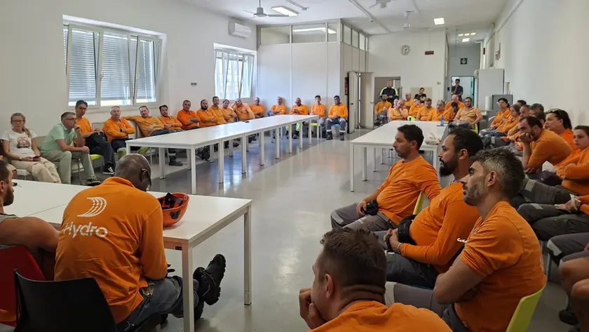 Un'assemblea dei lavoratori Hydro