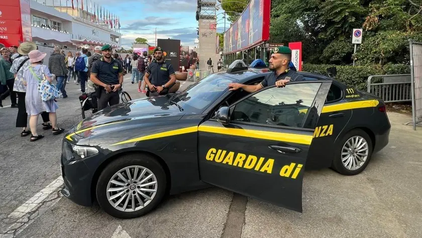 La guardia di finanza al Lido di Venezia durante la Mostra del Cinema