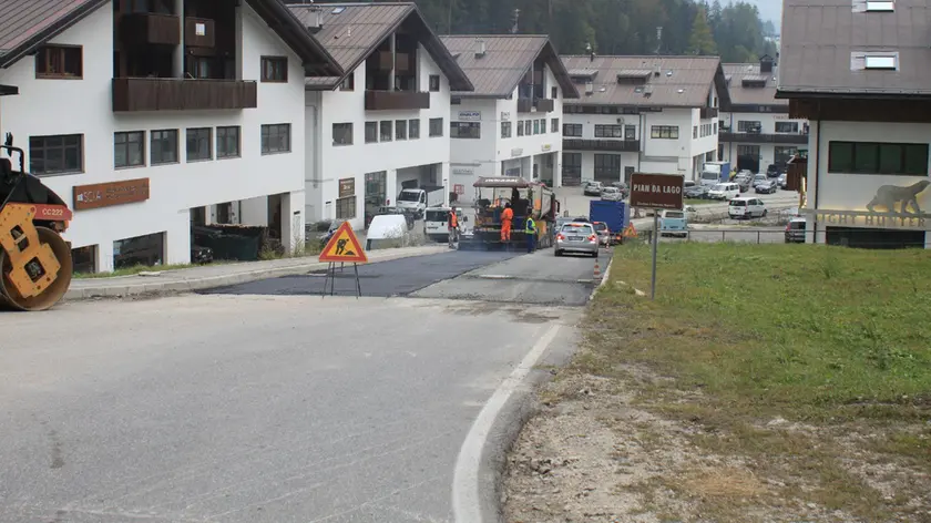 La strada che porta alla vecchia zona artigianale di Pian da Lago