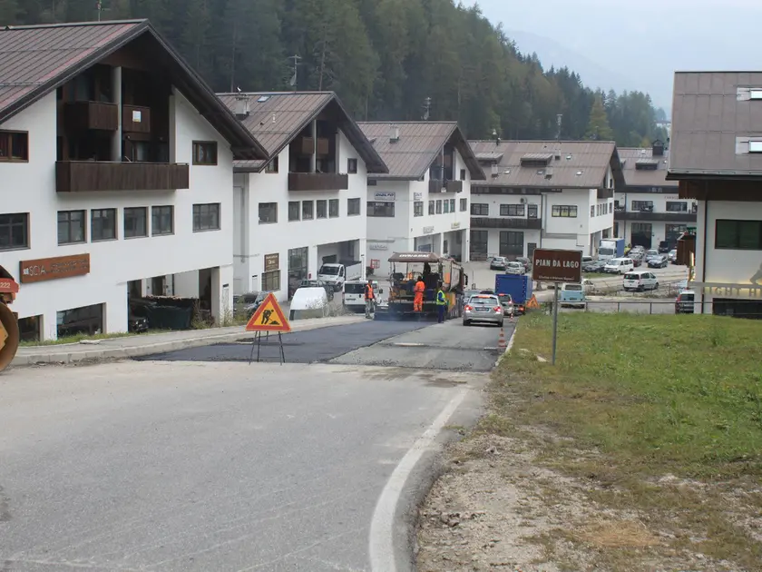 La strada che porta alla vecchia zona artigianale di Pian da Lago