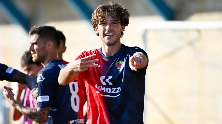 Tommaso Ebone dopo un gol con il Lumezzane