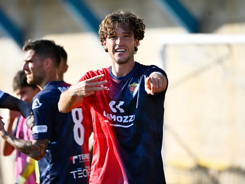 Tommaso Ebone dopo un gol con il Lumezzane