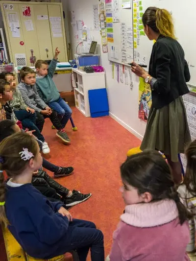Alunni con insegnante in una scuola elementare