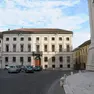 Palazzo Piloni, sede della Provincia di Belluno, senza le bandiere esposte - In alto la sede dell'ente a Palazzo Piloni A sinistra il consiglio provinciale che entro fine mese vota il bilancio