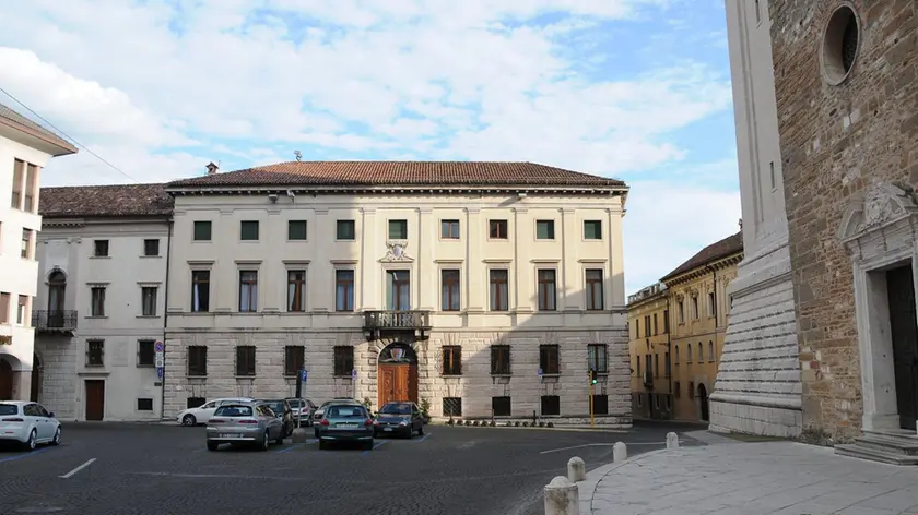 Palazzo Piloni, sede della Provincia di Belluno, senza le bandiere esposte - In alto la sede dell'ente a Palazzo Piloni A sinistra il consiglio provinciale che entro fine mese vota il bilancio