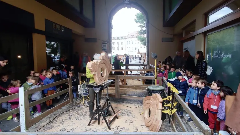 Belluno, torna l’Ex tempore di scultura: «Vogliamo far vivere la piazza»