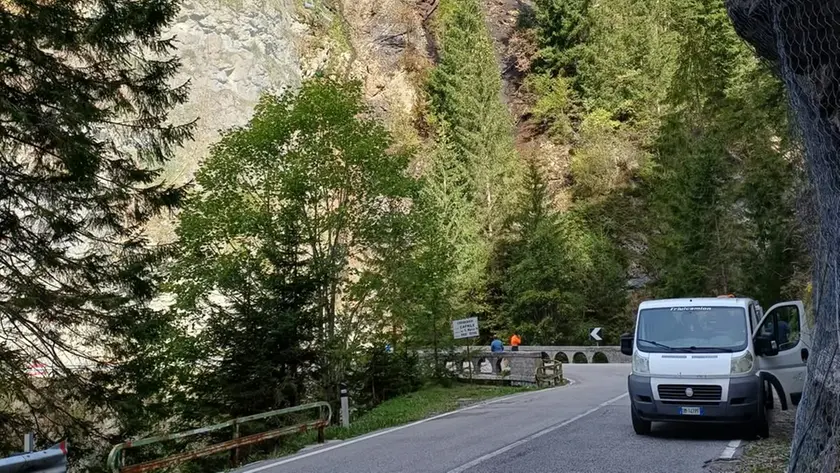Le verifiche dei tecnici di Veneto Strade sull'Agordina sotto il punto colpito dall'incendio