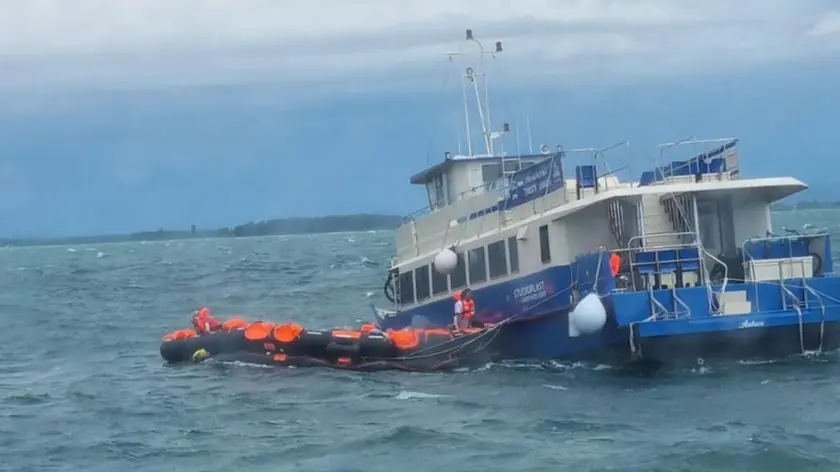 L’operazione di soccorso con l’Audace in balia delle onde