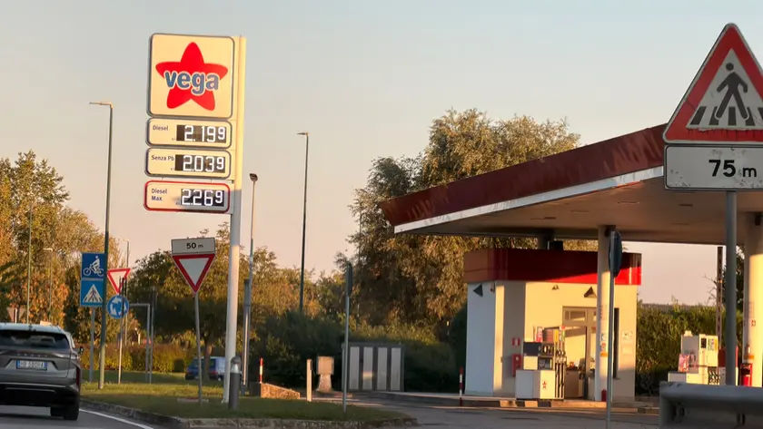 Uno dei distributori a marchio Vega che ha abbassato il diesel a 2,199, a Mestre