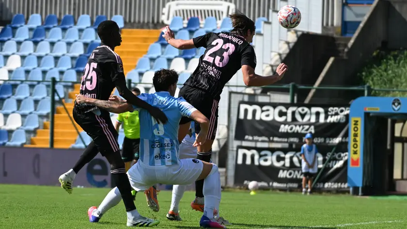 Un colpo di testa di Davide Mondonico (Foto di Beppe De Zanet)