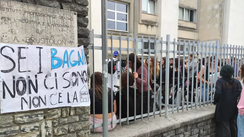 La protesta all'istituto Brustolon di Belluno