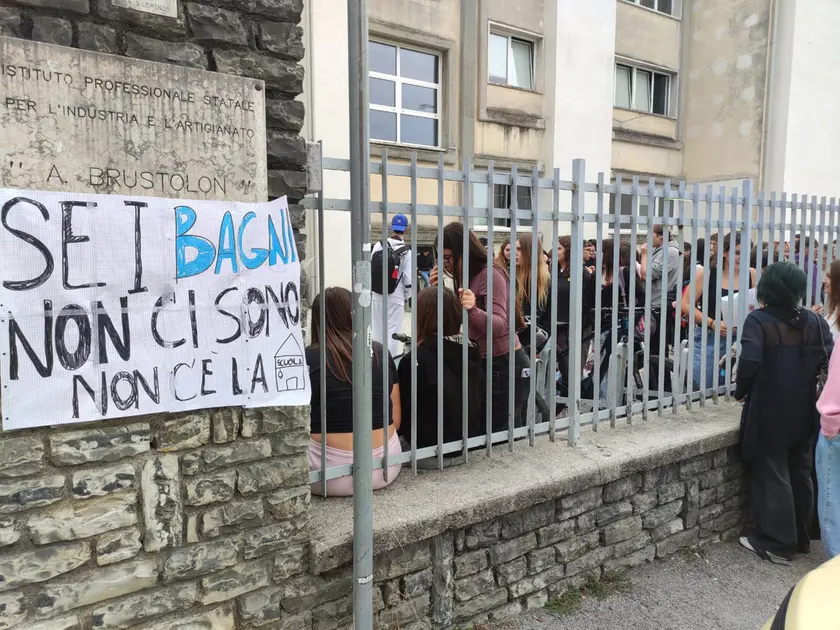 La protesta all'istituto Brustolon di Belluno