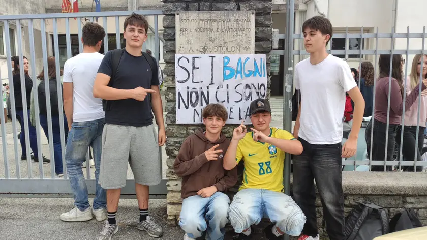 La protesta degli studenti del Brustolon