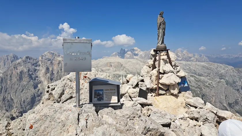 Vandalismi in vetta alla croda Granda