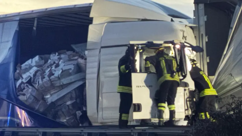 L'intervento dei vigili del fuoco in A4 per il tamponamento tra tir