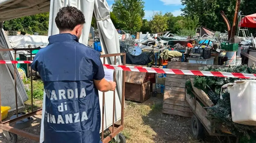 Un intervento della Finanza su una discarica abusiva