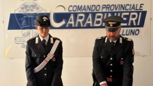 Finti carabinieri truffano due anziane nel Bellunese: arrestato un uomo, recuperati soldi e gioielli