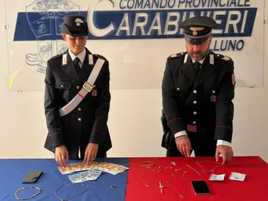 Finti carabinieri truffano due anziane nel Bellunese: arrestato un uomo, recuperati soldi e gioielli