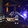 I pompieri sul luogo del disastro dopo la caduta del bus