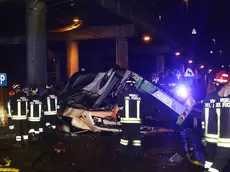 I pompieri sul luogo del disastro dopo la caduta del bus