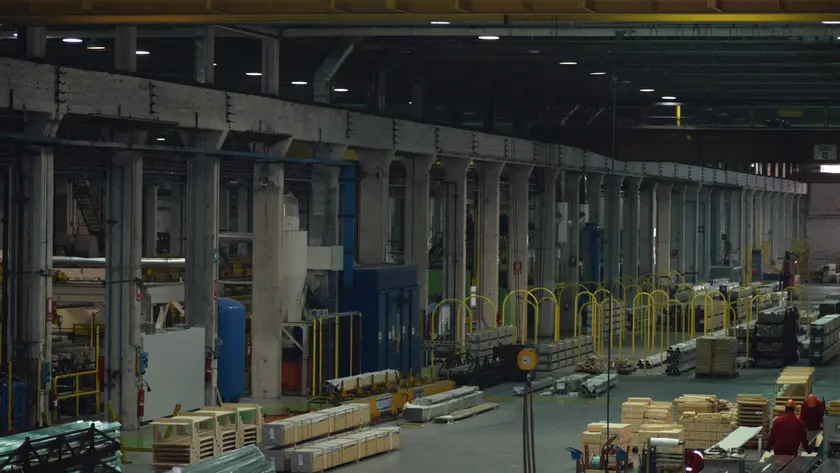 L'interno dello stabilimento Hydro di Feltre