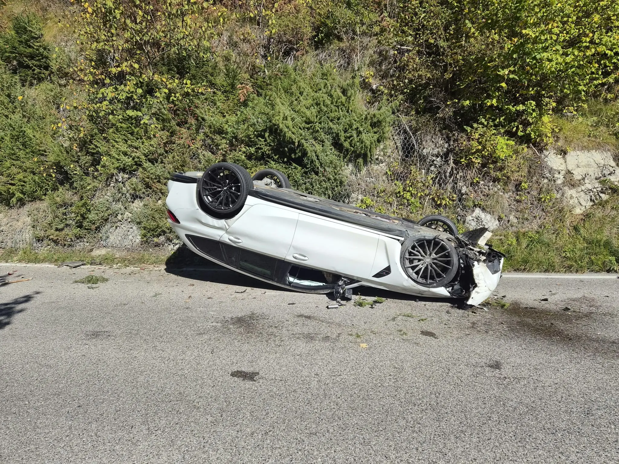 L'auto capovolta sulla carreggiata