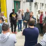 Un’assemblea dei lavoratori Hydro impegnati nella vertenza per salvare i posti di lavoro