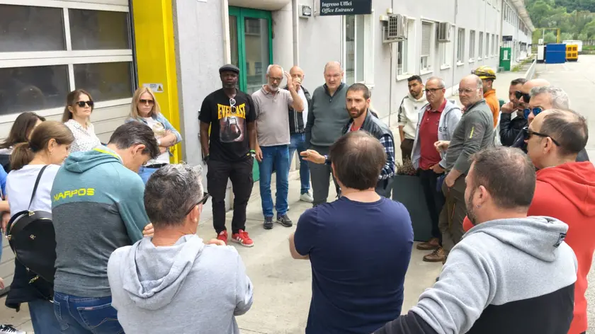 Un’assemblea dei lavoratori Hydro impegnati nella vertenza per salvare i posti di lavoro