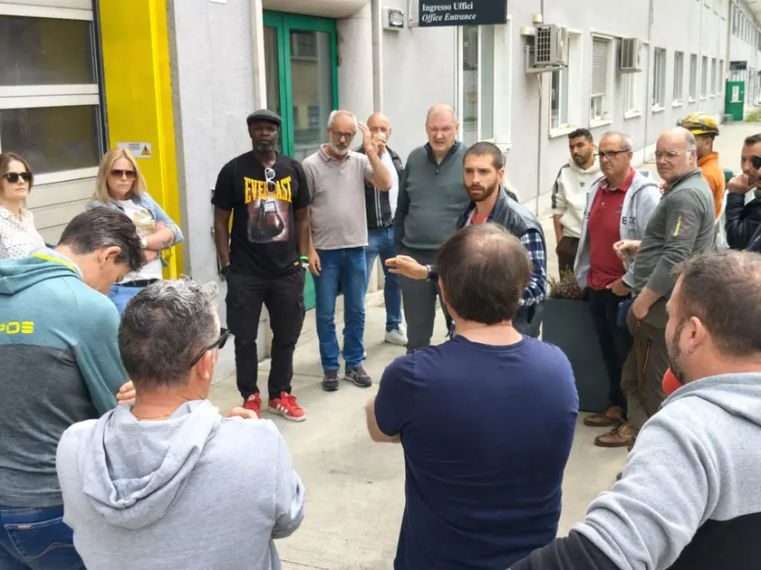 Un’assemblea dei lavoratori Hydro impegnati nella vertenza per salvare i posti di lavoro