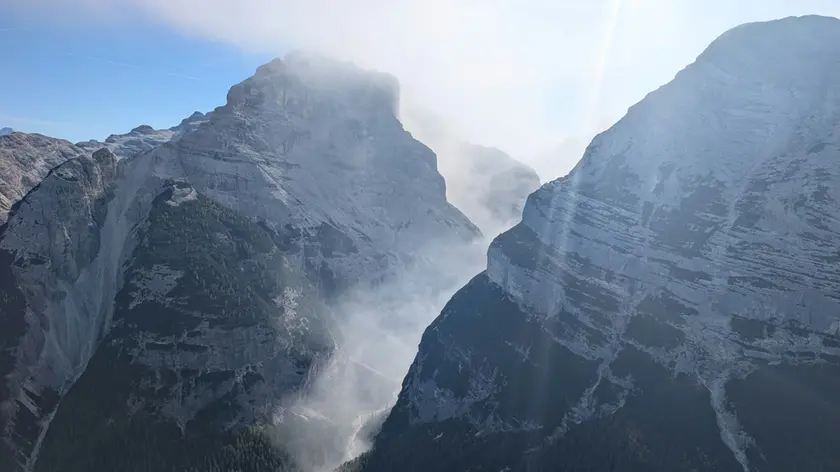 La nuvola di polvere provocata dalla frana sulla Tofana di Dentro