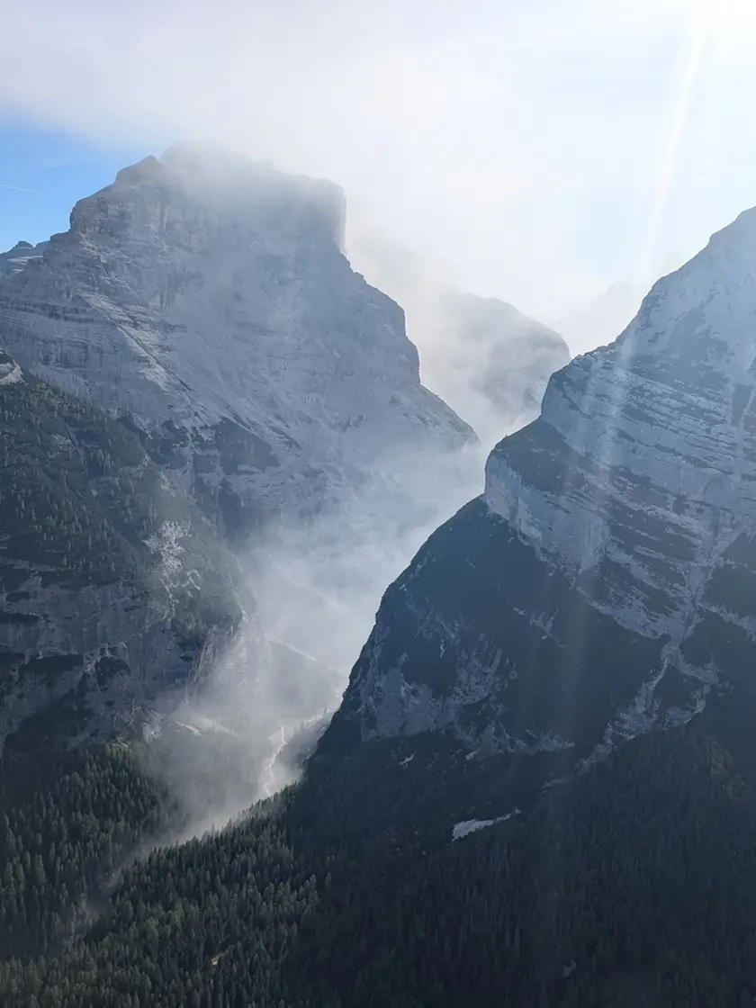 La nuvola di polvere provocata dalla frana sulla Tofana di Dentro