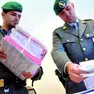 Militari della Guardia di finanza durante un accertamento