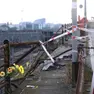 Un mazzo di fiori sul luogo della strage