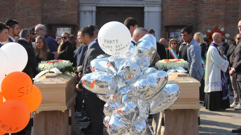 I palloncini davanti ai due feretri