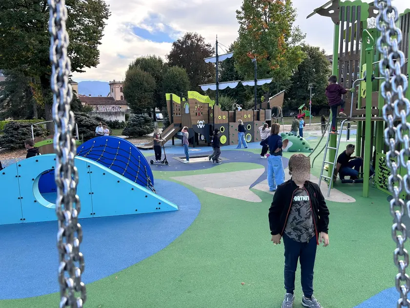 Il parco giochi dimezzato