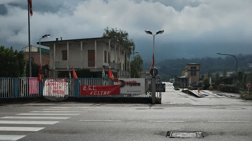L'ingresso della siderurgica con gli striscioni delle Rsu