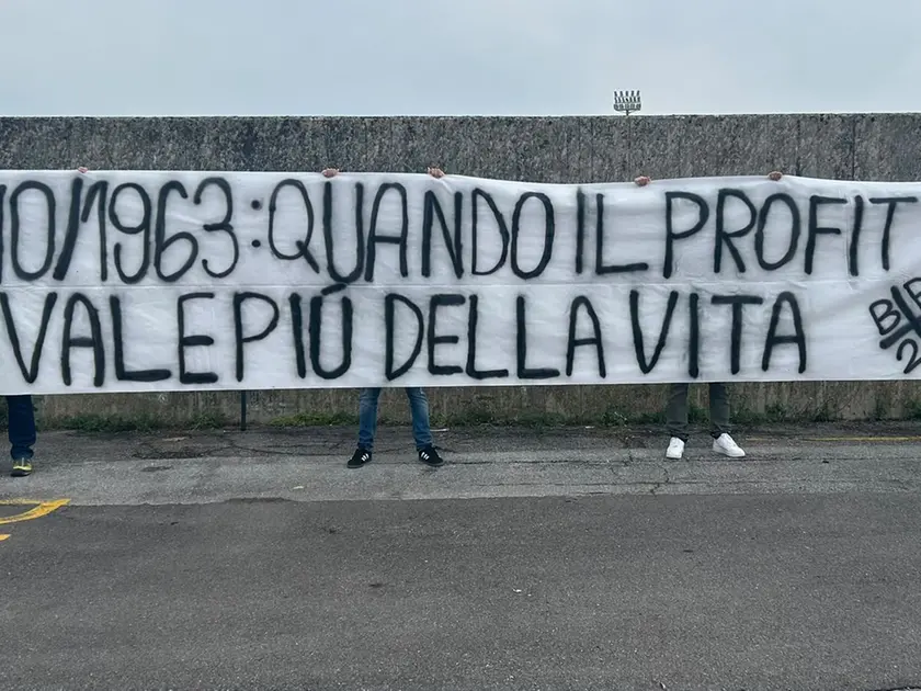 Lo striscione a cu è stato vietato l'ingresso nello stadio di Ospitaletto