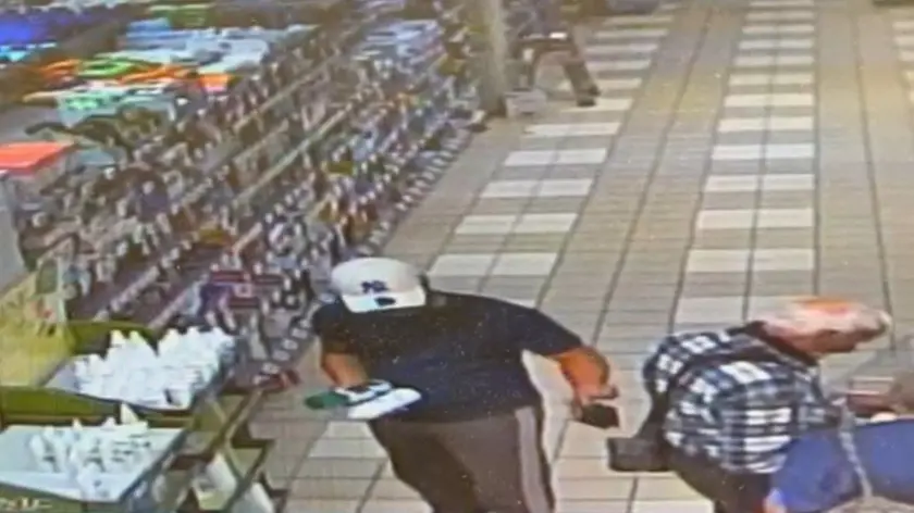 Il presunto borseggiatore ripreso dalle telecamere mentre sfila il portafogli