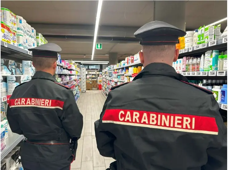 I carabinieri durante i rilievi tra i bancali